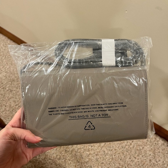 Simply Vera Vera Wang Signature Mini
Crossbody Bag - BRAND NEW - Picture 3 of 7